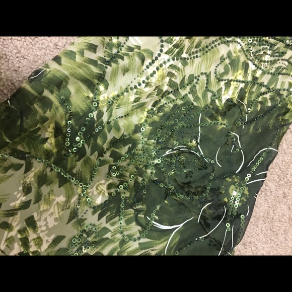 Beautiful dress - Picture 6 of 8